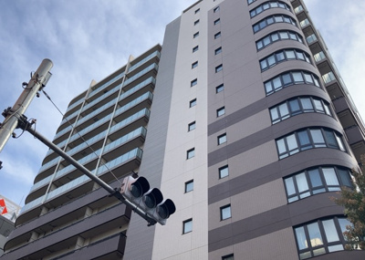 【外観】 | クリオレジダンス八王子ザ・マークス | 隣家の土地はどうなっているのか、生活利便施設が近くにあるのか、学校まで近いかなど、お客様のライフスタイルにあわせたイメージが重要です。また、近くにあると困る施設が近くにないかも確認するといいでしょう。