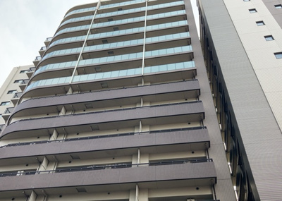 【外観】 | クリオレジダンス八王子ザ・マークス | 道幅が広い場所は日当たりや風通が良好です。幅が広いのですれ違いも可能ですし大きな車でも駐車可能！一方で、大型車が通ることも多くなるため交通量の増加により騒音に繋がります。また土地の値段が高くなります。