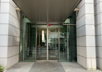 【玄関】 | クリオレジダンス八王子ザ・マークス | 玄関は家の顔でもあり、家族以外の目にも止まる場所です。玄関は外との間を仕切る扉、靴などをしまっておく収納スペース、靴脱ぎのたたきスペース、来客とのやり取りをするドアホンなど複数のアイテムからなります。