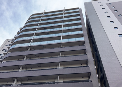 【外観】 | クリオレジダンス八王子ザ・マークス | 一般的なバルコニーは、奥行1.5ｍ程ですが、ワイルドバルコニーは2ｍまで広がっています。そのため洗濯物の間隔をあけ干すことができ、乾きやすいというメリットや、ガーデニングが楽しめる等の特徴があります。