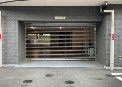 【駐車場】 | クリオレジダンス八王子ザ・マークス | 駐車場と明記されていても、最小スペースでつくられた駐車場だと大型車は駐車できなかったり、出入りしにくくなったりする可能性があります。お車のサイズと購入したい物件の駐車場のサイズを現地で確認しましょう。