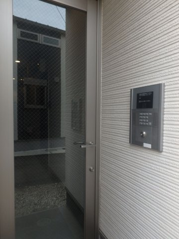 新宿区新宿７丁目のアパートのエントランス