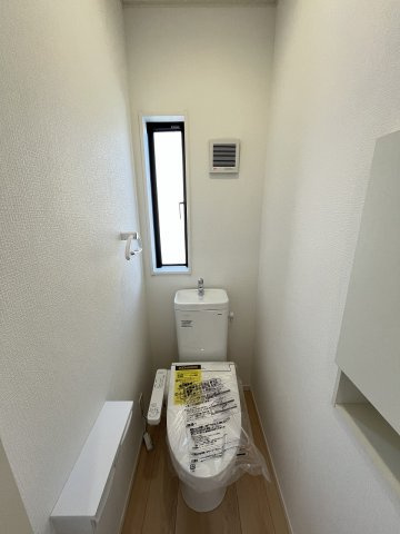 【内装】 | 福岡市早良区賀茂2丁目第6　1号棟（全1棟）【仲介手数料無料・0円】 | 施工例。1階のトイレです。施工例は完成時と異なる場合があります。