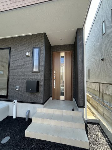 【玄関】 | 福岡市早良区賀茂2丁目第6　1号棟（全1棟）【仲介手数料無料・0円】 | 施工例。施工例は完成時と異なる場合があります。