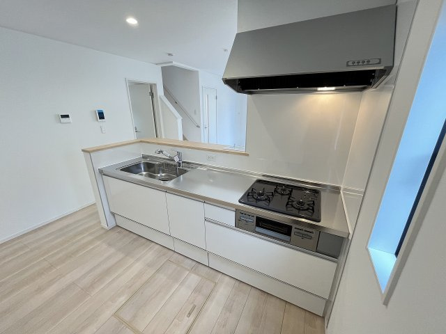 【キッチン】 | 福岡市早良区賀茂2丁目第6　1号棟（全1棟）【仲介手数料無料・0円】 | 施工例。施工例は完成時と異なる場合があります。
