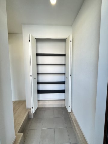 【玄関】 | 福岡市早良区賀茂2丁目第6　1号棟（全1棟）【仲介手数料無料・0円】 | 施工例。施工例は完成時と異なる場合があります。