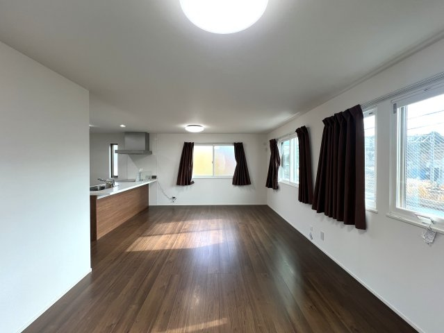 南側が線路なので陽当たりは確約！！二重サッシで音も気にならないGOODな中古戸建【リフォーム】保土ヶ谷区岩崎町中古戸建の居間・リビング|リビングです