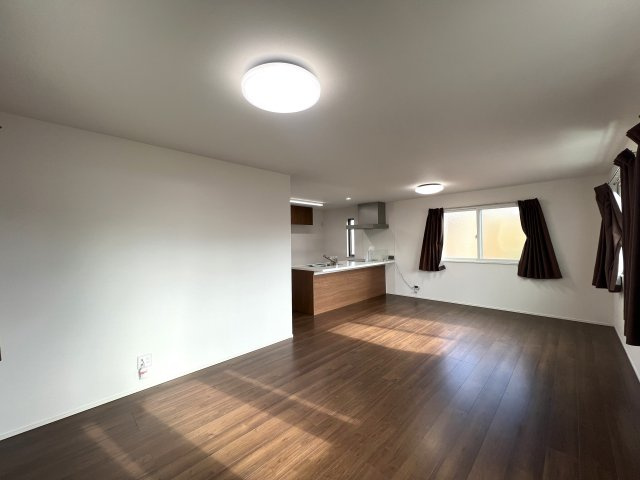 南側が線路なので陽当たりは確約！！二重サッシで音も気にならないGOODな中古戸建【リフォーム】保土ヶ谷区岩崎町中古戸建の居間・リビング|ゆったりとした居間です