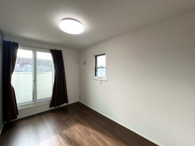 南側が線路なので陽当たりは確約！！二重サッシで音も気にならないGOODな中古戸建【リフォーム】保土ヶ谷区岩崎町中古戸建の洋室|きれいな洋室です