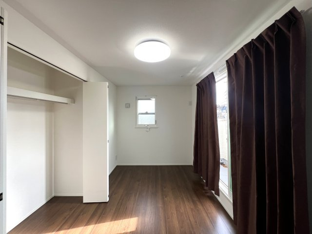 南側が線路なので陽当たりは確約！！二重サッシで音も気にならないGOODな中古戸建【リフォーム】保土ヶ谷区岩崎町中古戸建の洋室|広々とした洋室です