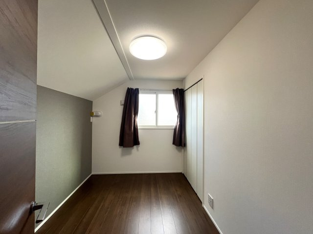 南側が線路なので陽当たりは確約！！二重サッシで音も気にならないGOODな中古戸建【リフォーム】保土ヶ谷区岩崎町中古戸建の洋室|広々とした洋室です