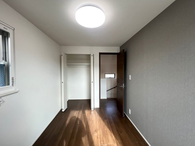 南側が線路なので陽当たりは確約！！二重サッシで音も気にならないGOODな中古戸建【リフォーム】保土ヶ谷区岩崎町中古戸建の洋室|落ち着いた色調の洋室です