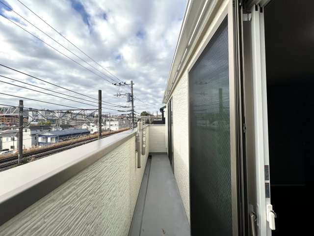 南側が線路なので陽当たりは確約！！二重サッシで音も気にならないGOODな中古戸建【リフォーム】保土ヶ谷区岩崎町中古戸建のバルコニー|開放的で明るい空間を演出してくれるバルコニーです