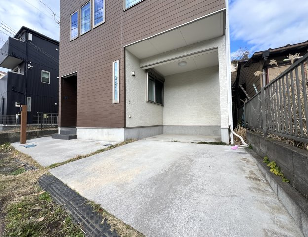 南側が線路なので陽当たりは確約！！二重サッシで音も気にならないGOODな中古戸建【リフォーム】保土ヶ谷区岩崎町中古戸建の駐車場|駐車場です