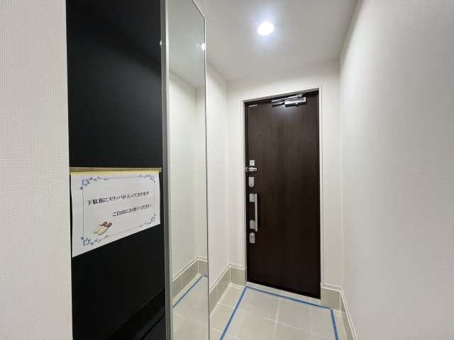 南側が線路なので陽当たりは確約！！二重サッシで音も気にならないGOODな中古戸建【リフォーム】保土ヶ谷区岩崎町中古戸建の玄関|収納もある玄関です