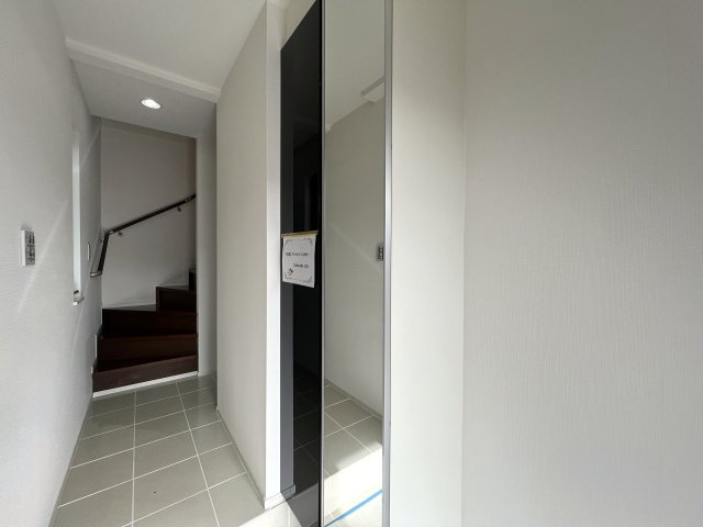 南側が線路なので陽当たりは確約！！二重サッシで音も気にならないGOODな中古戸建【リフォーム】保土ヶ谷区岩崎町中古戸建の玄関|きれいな玄関です