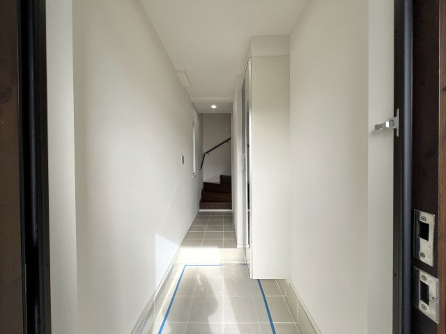 南側が線路なので陽当たりは確約！！二重サッシで音も気にならないGOODな中古戸建【リフォーム】保土ヶ谷区岩崎町中古戸建の玄関|ゆったりとした玄関です