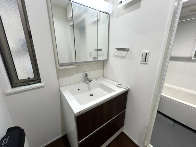 南側が線路なので陽当たりは確約！！二重サッシで音も気にならないGOODな中古戸建【リフォーム】保土ヶ谷区岩崎町中古戸建の独立洗面台|独立洗面化粧台が付いています