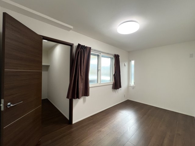 南側が線路なので陽当たりは確約！！二重サッシで音も気にならないGOODな中古戸建【リフォーム】保土ヶ谷区岩崎町中古戸建の洋室|使い勝手のいい洋室です