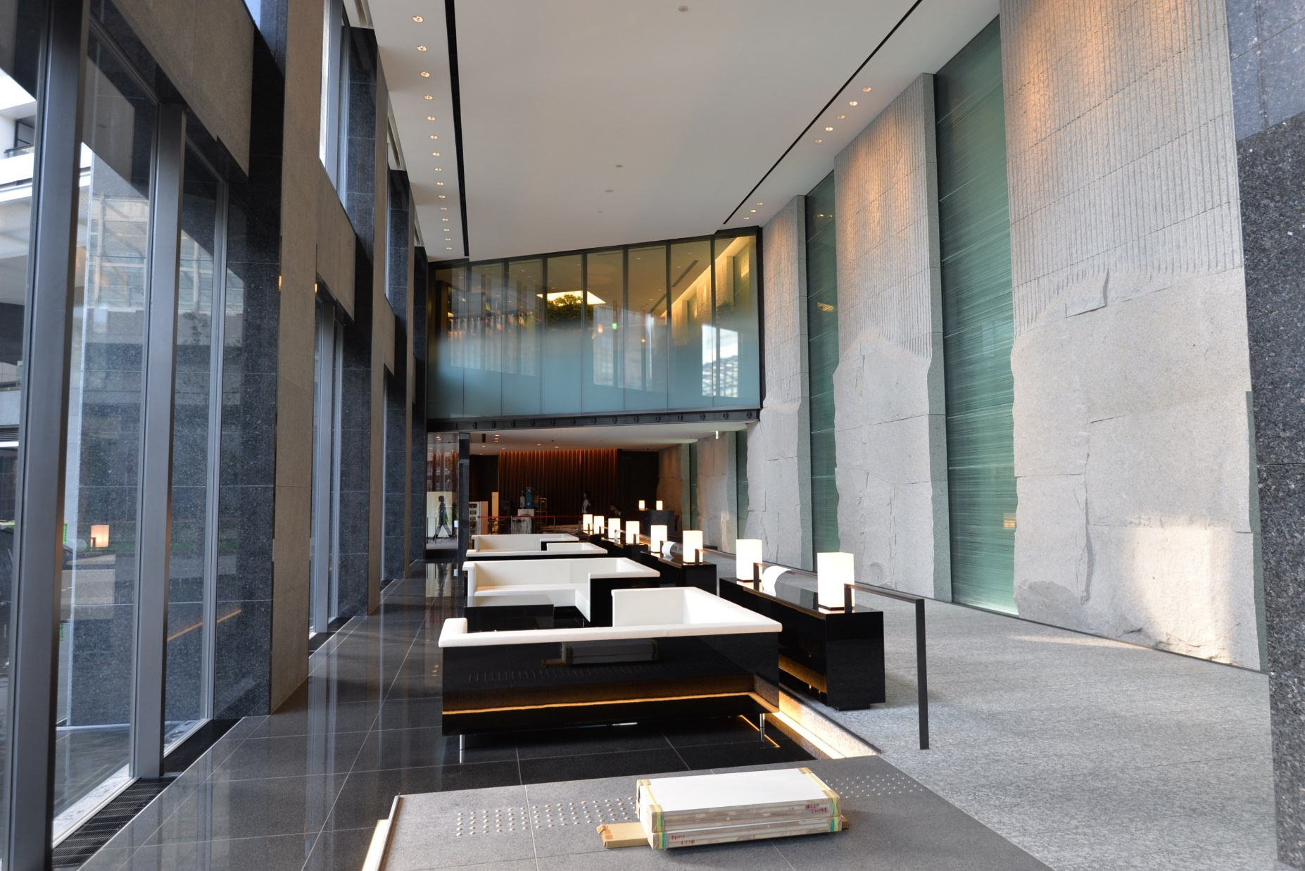 エントランスロビーお♪2層吹き抜けので広々とした空間です。