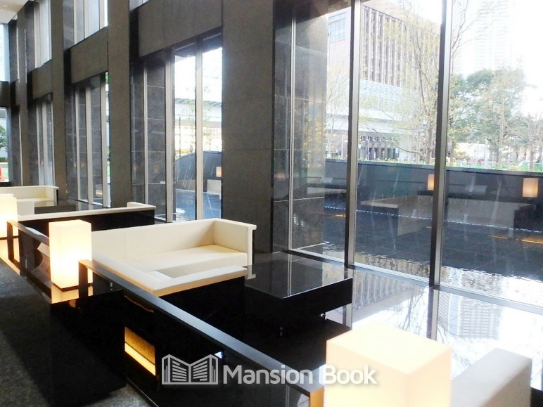 グランドラウンジ。2層吹き抜けの大空間となっています。