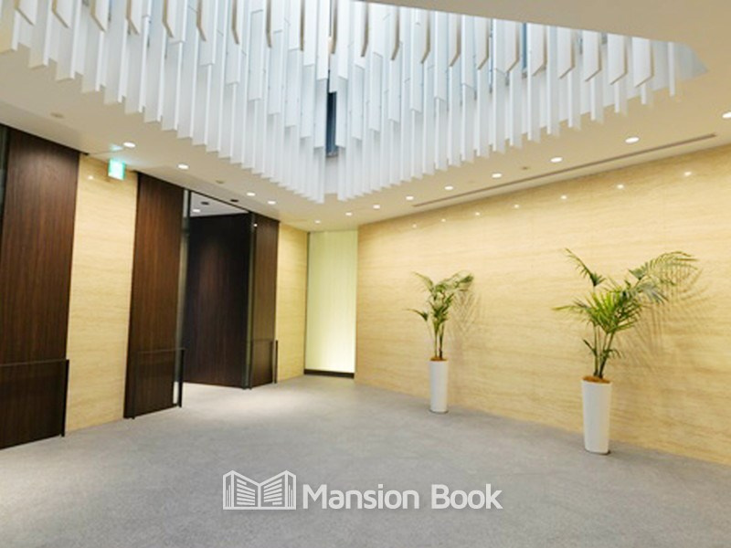 エレベーターホール前のホワイエ。