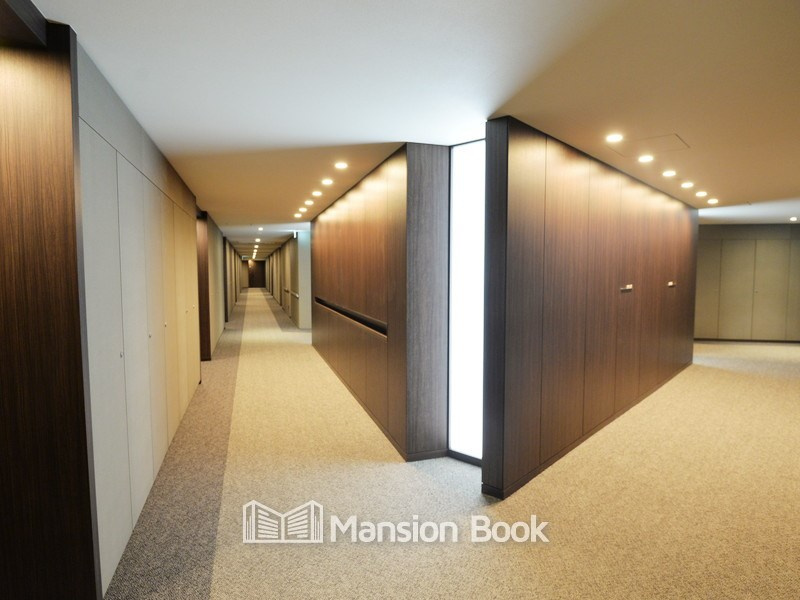 共用廊下は内廊下ですので天候に左右されません。空調完備。