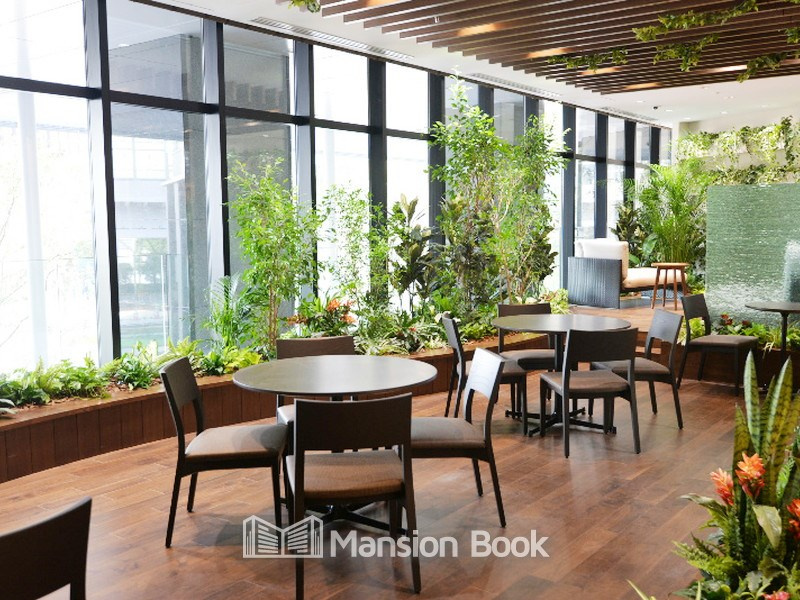 フォレストカフェ。日中は喫茶＆軽食もお楽しみいただけます。パンも焼いてます。24時間利用可です。