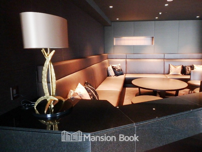 40階スカイラウンジ。大人の静かに語り合う空間といった雰囲気です。