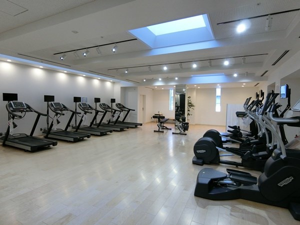 フィットネスエリア♪こちらは24時間OPENで無料！出勤前又は帰宅してから運動不足を解消できます。