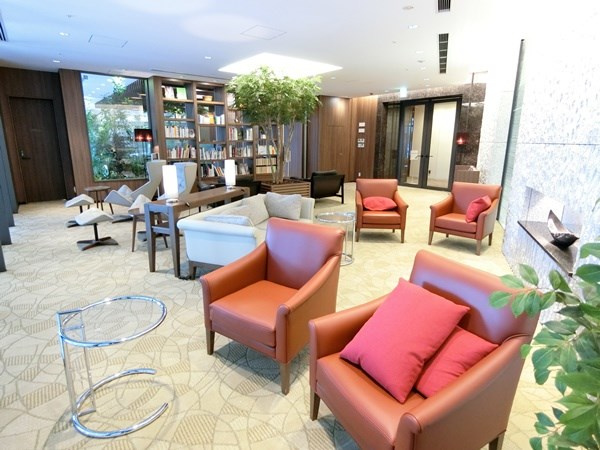 ライブラリーラウンジ♪24時間利用可能。月刊誌も取り揃えています。