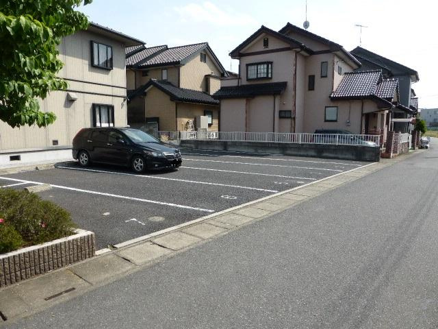 ファミールＡ・Ｂ棟のその他|縦列駐車場（5，400円）