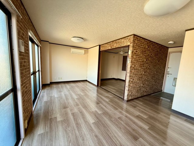 センチュリー21の居間・リビング|こちらのリビングで趣味の時間をお楽しみください