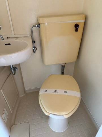 センチュリー21のトイレ|落ち着いた色調のトイレです