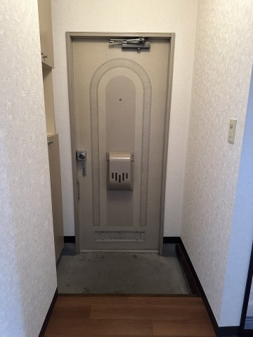 野辺ハイツEの玄関|靴や小物が置ける収納スペースあります