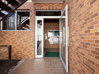 【エントランス】 | お客様を、そして住人を出迎えてくれるマンションのエントランス。ゴミが落ちていないことからも、管理状態の良さや住民の節度の高さが見て取れます。～即日のご見学可能～　お問合せはお気軽にどうぞ。