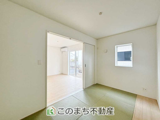 【和室】 | CRADLEGARDEN日光市豊田第3　1号棟 | お子様のお昼寝にも便利な和室です。大きな窓から暖かな日差しが差し込みます♪