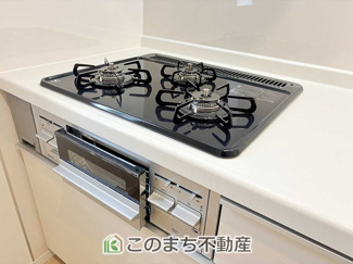 【キッチン】 | CRADLEGARDEN日光市豊田第3　1号棟 | 三ツ口コンロ採用で、同時調理もスムーズ◎！お料理を並べられるカウンター付きで、配膳・片付けをサポート！リビングで過ごすご家族とコミュニケーションを楽しみながら作業可能です♪