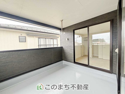 【バルコニー】 | CRADLEGARDEN日光市豊田第3　1号棟 | 南向きの大型バルコニーは陽当り良好で、たっぷりのお洗濯物もよく乾きます！
さらにインナーバルコニーなので雨の日でも安心してお出かけできますね♪