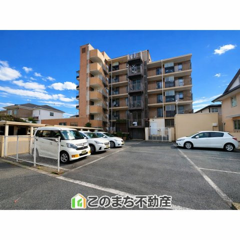 ダイアパレス自治医大6番館の駐車場|マンション敷地内に駐車場あり。建物目の前でお車の出し入れもしやすく便利です。