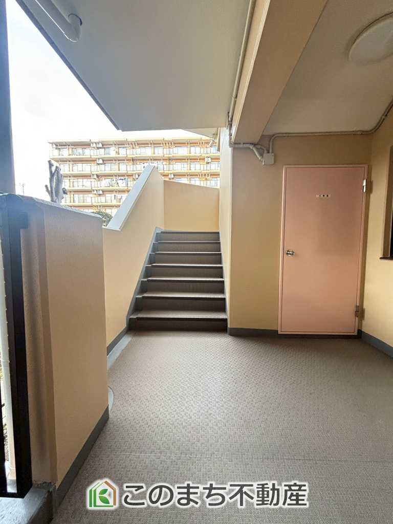 ダイアパレス自治医大6番館のその他共用部分|共用部には階段も設置されており、エレベーターと併用してご利用いただけます。