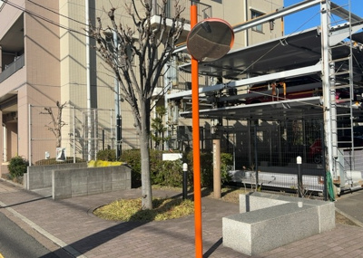 【庭】 | アンビシャス相模原 | 物件によっては、入居者が個人的に使用できる専用庭がついているものもあります。また、住宅の中にある土間の部分を庭と呼ぶこともあります。庭の用途は住む人によって変わり、それによってデザインもさまざまです。