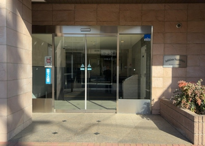【エントランス】 | アンビシャス相模原 | マンションのエントランスには、もともと風よけや防犯の役割がありますが、マンションによって宅配ボックスなどの設備が備わっている所もあります。日々の生活をイメージしながら生活しやすさをチェックしましょう。