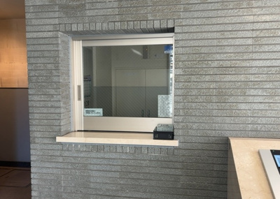 【受付】 | アンビシャス相模原 | 受付はマンションコンシェルジュがいる場合もあれば、管理人が滞在する小部屋を総称して呼ぶことがあります。主にエントランスに設置されていることから、防犯面でも期待ができます。防犯設備がない場合はより安心！