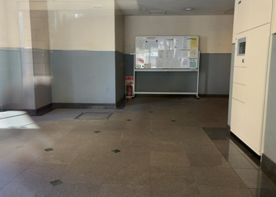【ロビー】 | アンビシャス相模原 | ロビーというと、エントランスと何がちがうの？と思いますよね。実はロビーとエントランスには明確な決まりはありません。物件によっては、エントランスを入って広がるある程度の広さのある空間がロビーとなります。