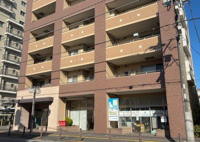 【外観】 | アンビシャス相模原 | 道幅が広い場所は日当たりや風通が良好です。幅が広いのですれ違いも可能ですし大きな車でも駐車可能！一方で、大型車が通ることも多くなるため交通量の増加により騒音に繋がります。また土地の値段が高くなります。