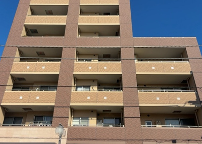 【構造・工法・仕様】 | アンビシャス相模原 | ＲＣ造、Reinforced Concreteは直訳すると補強されたコンクリートです。主に柱や梁・床・壁が鉄筋とコンクリートで構成おり、鉄筋を組んだ型枠にコンクリートを流し込んで固めたものを指します。
