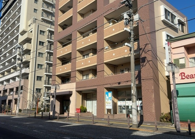 【外観】 | アンビシャス相模原 | 外観はマンション管理がされているかの目安になります。築年数が古いと、壁面は劣化してひび割れが生じることも！建物が古びていても細かいところが修繕されていると、きちんと管理されているなぁと感じるでしょう。