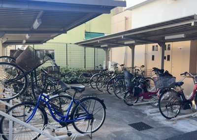 【駐車場】 | アンビシャス相模原 | 車一台あたりに必要なスペースは、標準サイズの普通自動車で横幅2m50cm、長さ5mは必要になります。ただし、乗降のことも考慮して横幅3m30cm、長さ5m50cmほどは確保できるところを選びましょう。