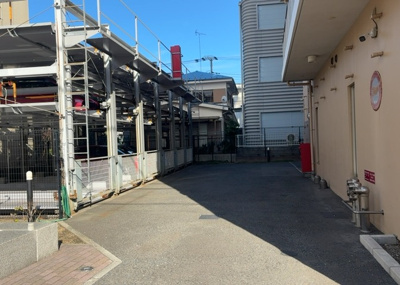 【駐車場】 | アンビシャス相模原 | 駐車場と明記されていても、最小スペースでつくられた駐車場だと大型車は駐車できなかったり、出入りしにくくなったりする可能性があります。お車のサイズと購入したい物件の駐車場のサイズを現地で確認しましょう。